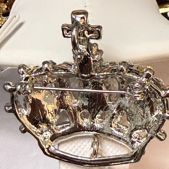 Elegant Silver Crown Brooch - Picture 3 of 3